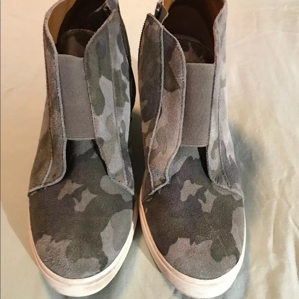 L Paola camouflage wedge